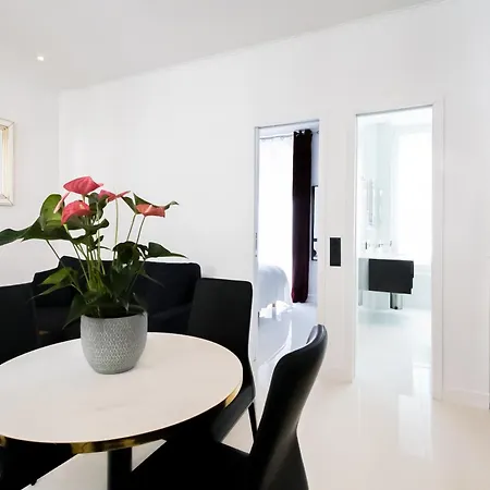 Champs-Elysees Executive Apartment *